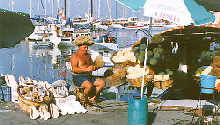 Schwammverkäufer am Hafen von Rhodo